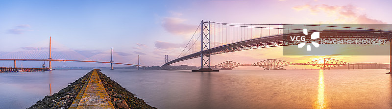 英国苏格兰福斯湾日出时分的铁路桥和新桥图片素材