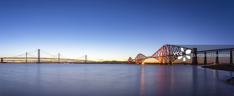 英国苏格兰爱丁堡：福斯桥和昆斯费里大桥的日落景色图片素材