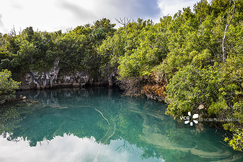 百慕大蓝洞公园的天坑图片素材