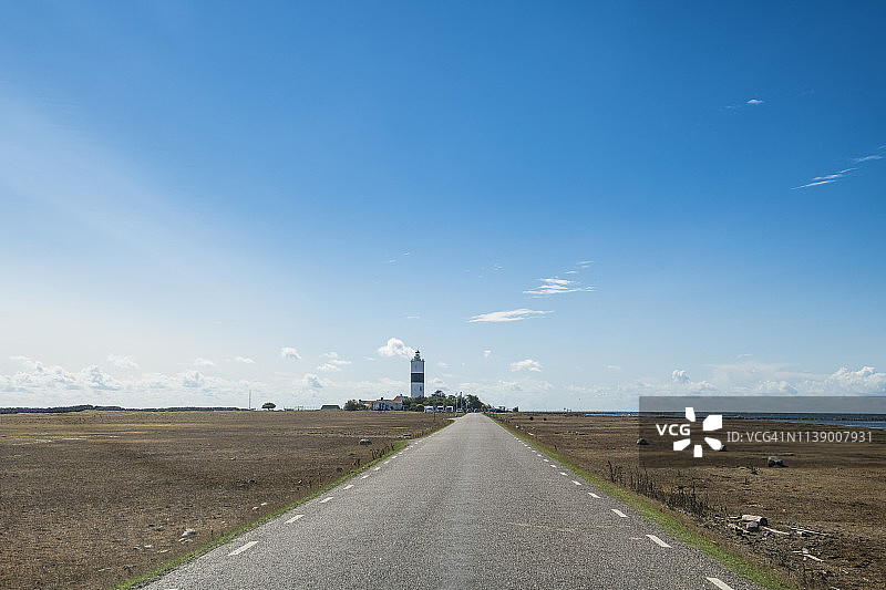 瑞典厄兰岛兰格扬灯塔和空旷的道路图片素材