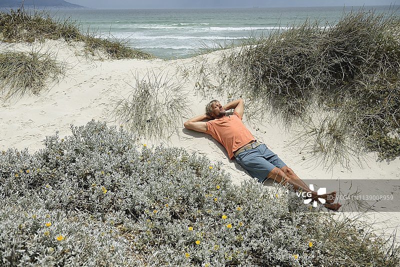 南非布劳bergstrand男子躺卧图片素材