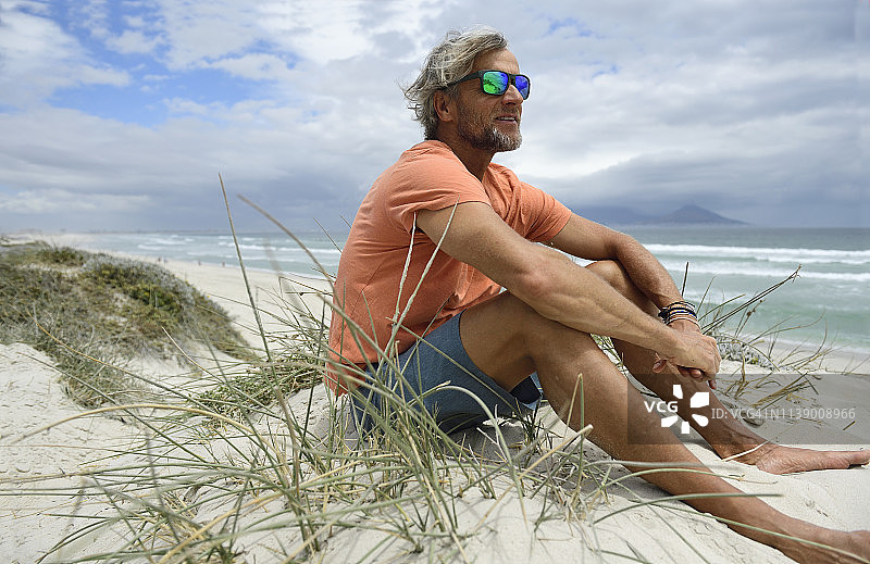 南非：在布劳贝赫海滩享受自由的男人图片素材