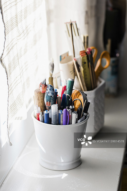 花瓶中收集的铅笔，在窗台上图片素材