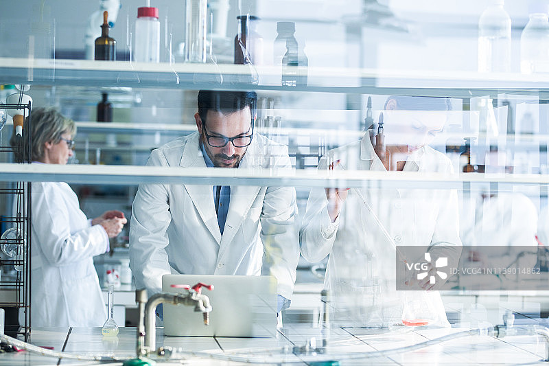 法医科学家在实验室进行新研究图片素材