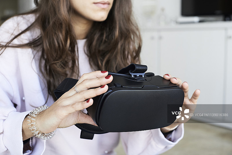 在家中手持VR眼镜的女性图片素材