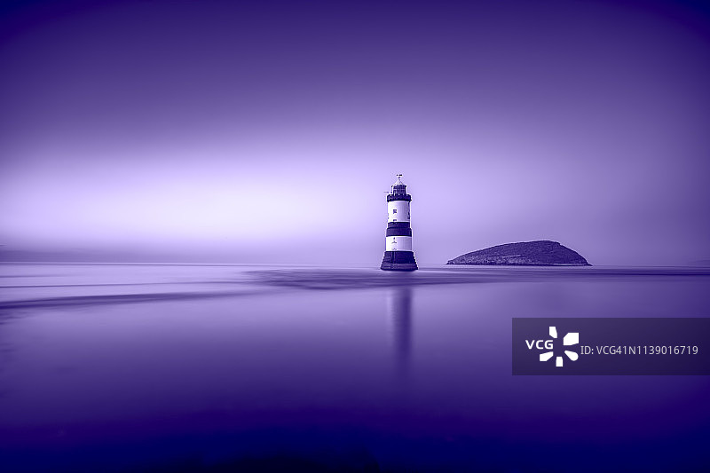 英国威尔士安格尔西岛特里温杜灯塔和海雀岛图片素材