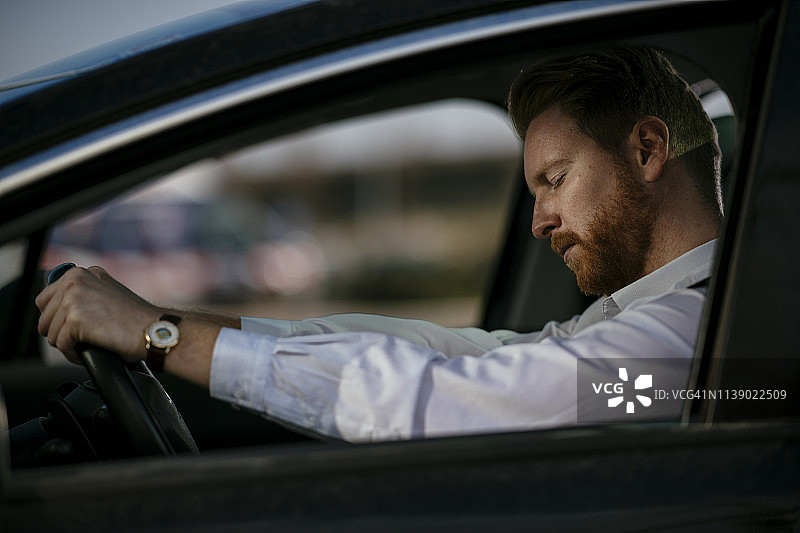 疲劳的商人开车图片素材