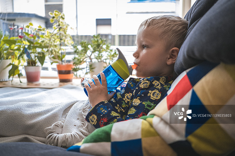 男孩早上看电视图片素材