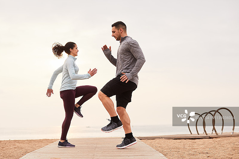 教练在运动训练中鼓励学生图片素材