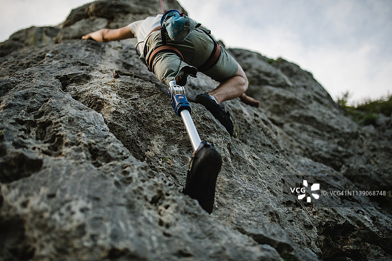 残疾青年男子自由攀岩图片素材