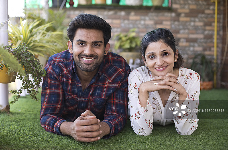 情侣在门廊的草地上放松图片素材