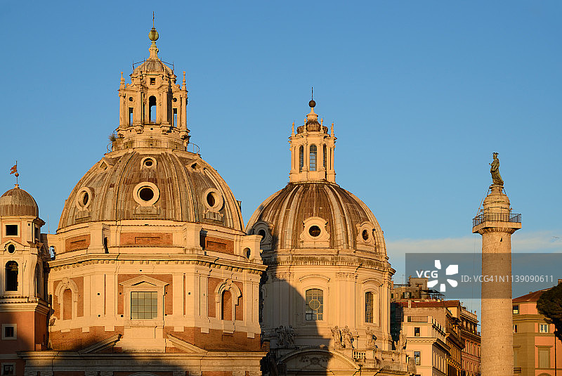 意大利罗马圣母玛利亚教堂与特拉真柱穹顶图片素材