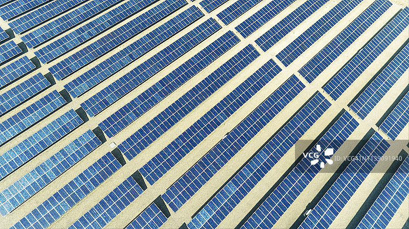 太阳能电池板排列鸟瞰图图片素材