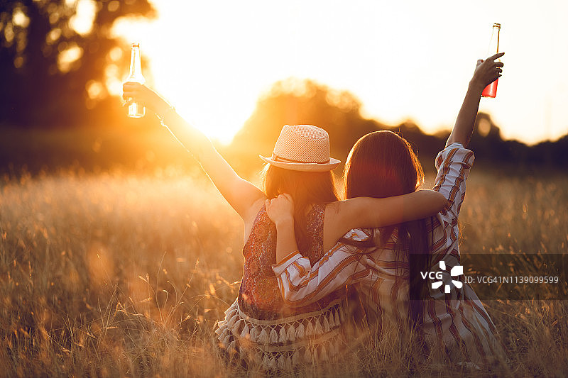 草地上的饮料图片素材