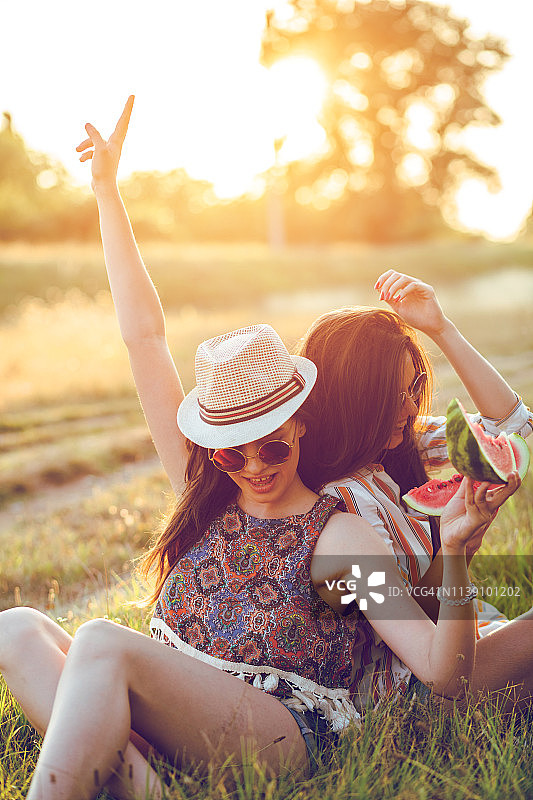 公园里的西瓜小吃图片素材