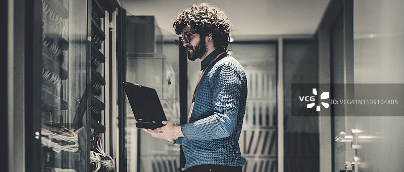 IT工程师在服务器机房工作图片素材