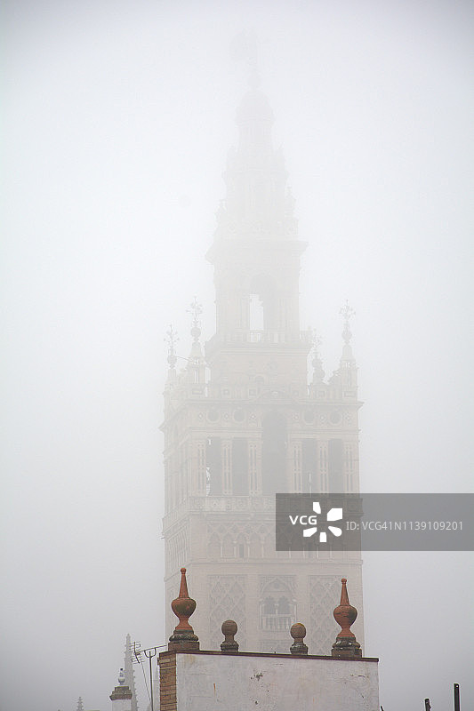雾中的塞维利亚图片素材