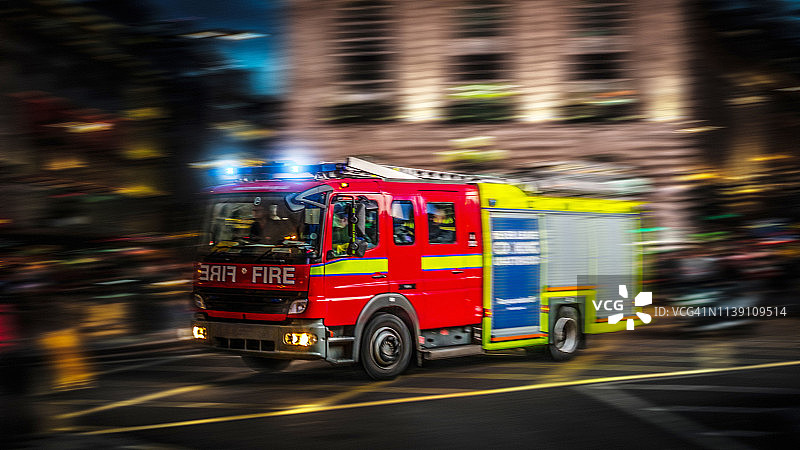 消防车在夜间街道上疾驰图片素材