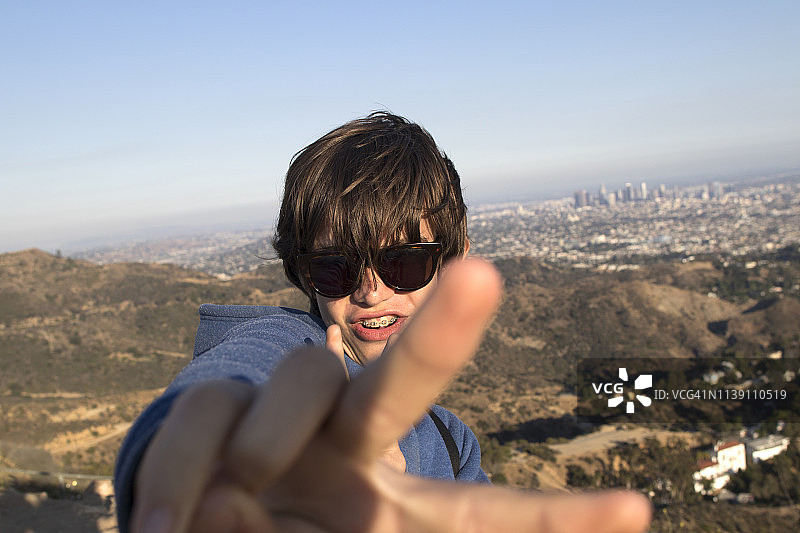 青少年肖像，背景为洛杉矶景色图片素材
