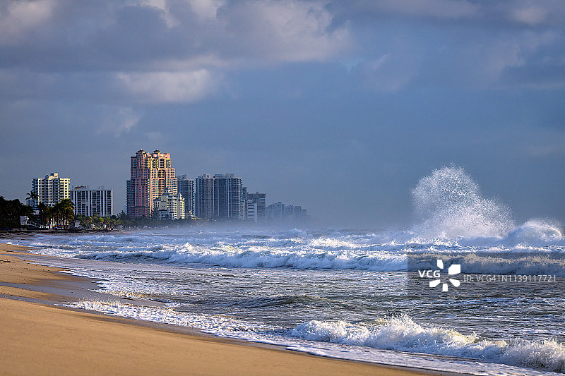 劳德代尔堡海滩日出时分的巨浪图片素材