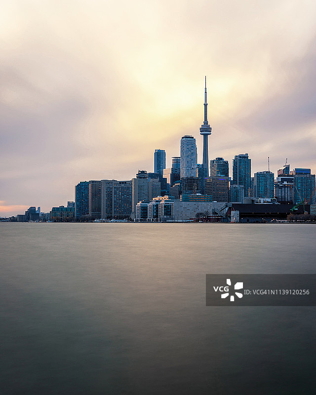 多伦多天际线和安大略湖在彩色云层下的长曝光景观图片素材