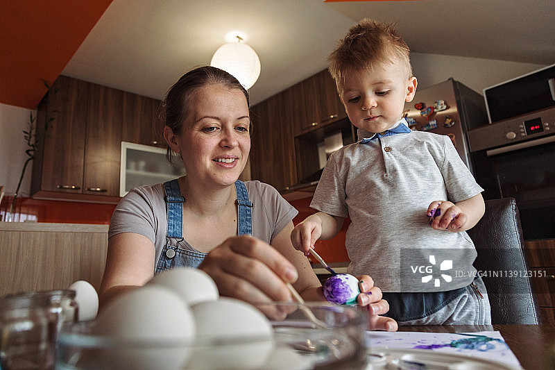 小男孩和他的母亲一起画复活节彩蛋图片素材