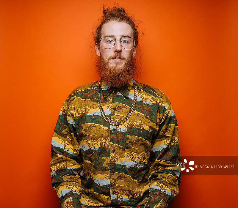 橙色背景下的有胡子潮人图片素材