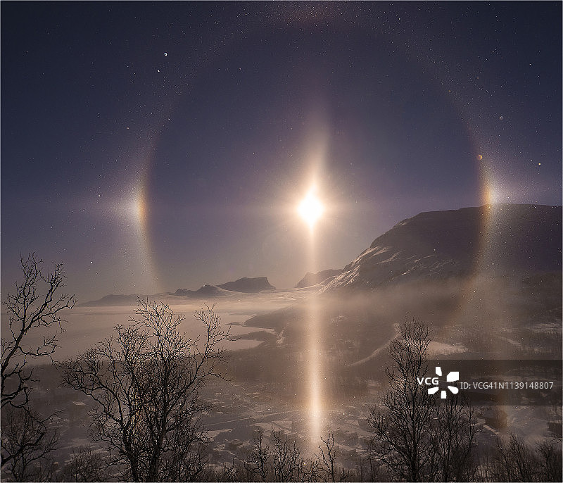 拉普兰的冬季清晨水晶雾气太阳光晕图片素材