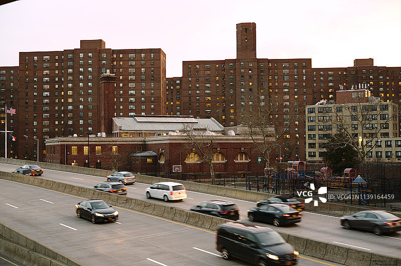 FDR快速路上的汽车，途经史岱文森镇/彼得·库珀村图片素材