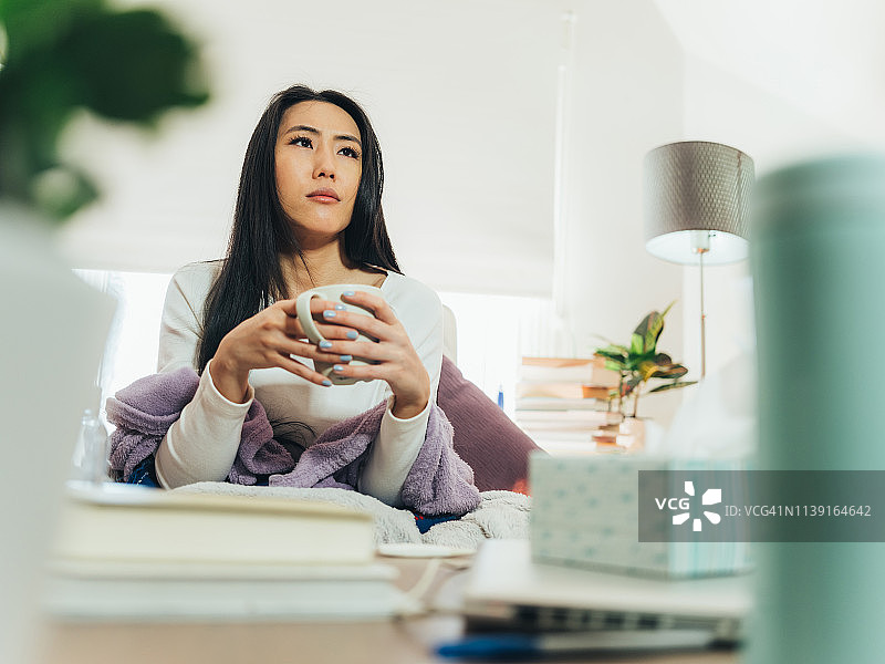 年轻的亚洲女性在家生病图片素材