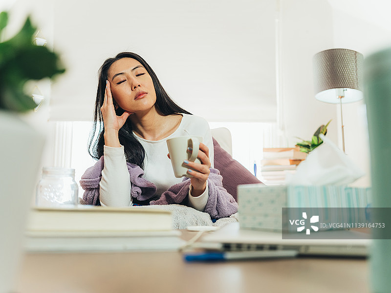 年轻的亚洲女性在家生病图片素材