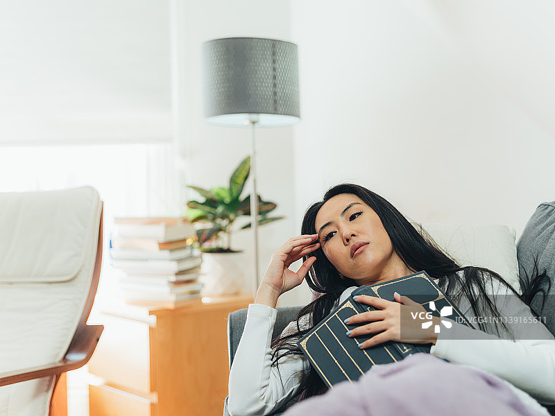 年轻的亚洲女性在家生病图片素材
