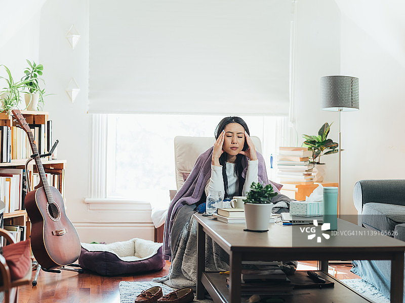 年轻的亚洲女性在家生病图片素材