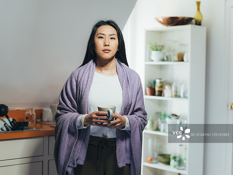 年轻的亚洲女性在家生病图片素材