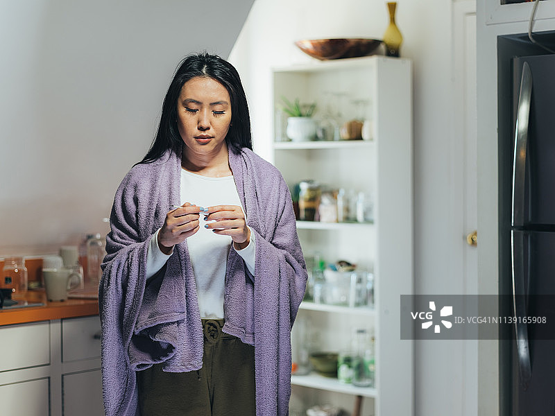 年轻的亚洲女性在家生病图片素材