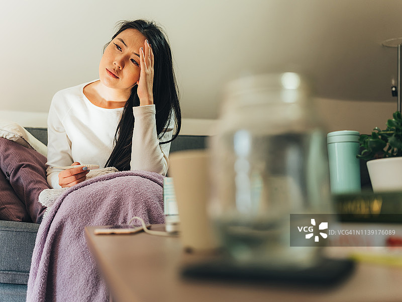 年轻的亚洲女性在家生病图片素材