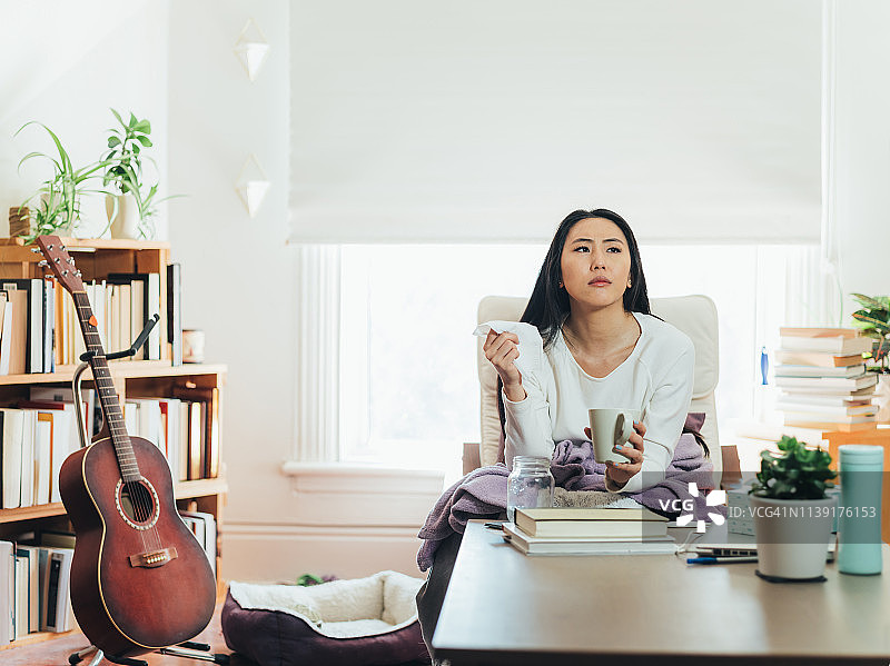 年轻的亚洲女性在家生病图片素材
