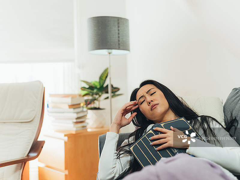 年轻的亚洲女性在家生病图片素材