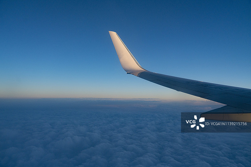 云端之上的日落，飞翔在日落天空中图片素材