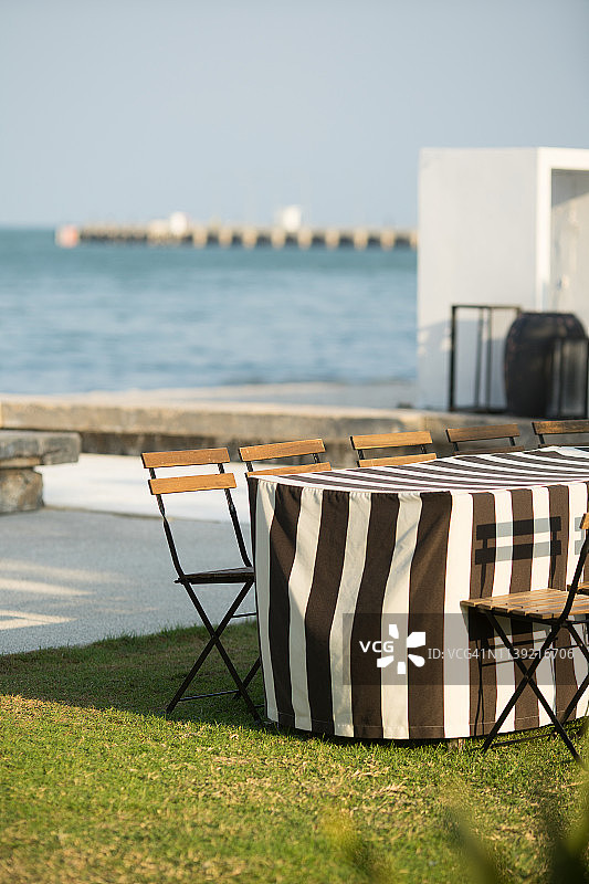 选择性聚焦扶手椅：日落景观、大海和沙滩图片素材