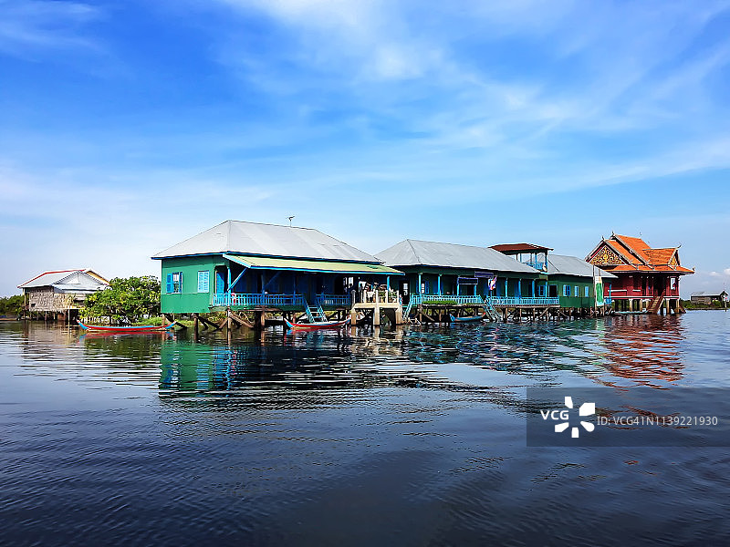 柬埔寨洞里萨湖的学校图片素材