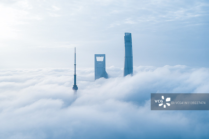 上海天际线在浓雾中图片素材
