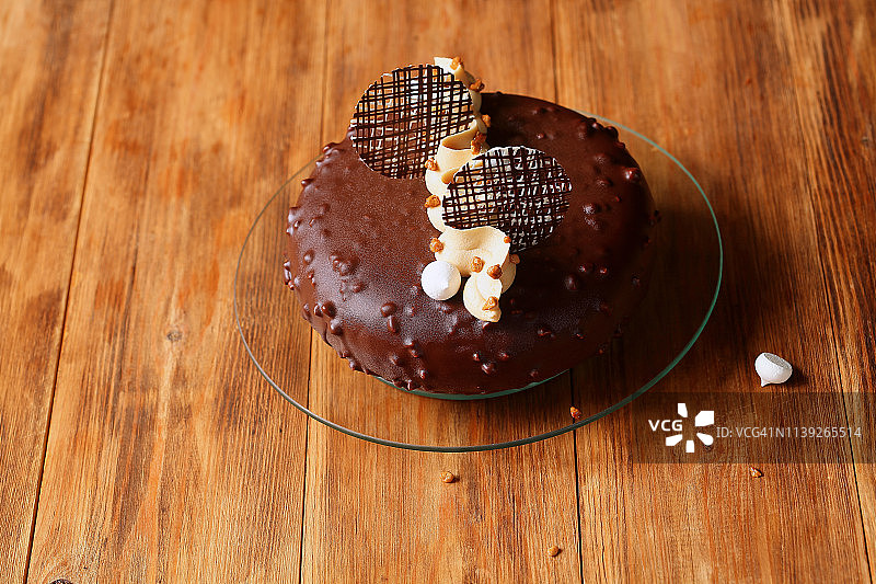 现代巧克力花生酱慕斯蛋糕图片素材