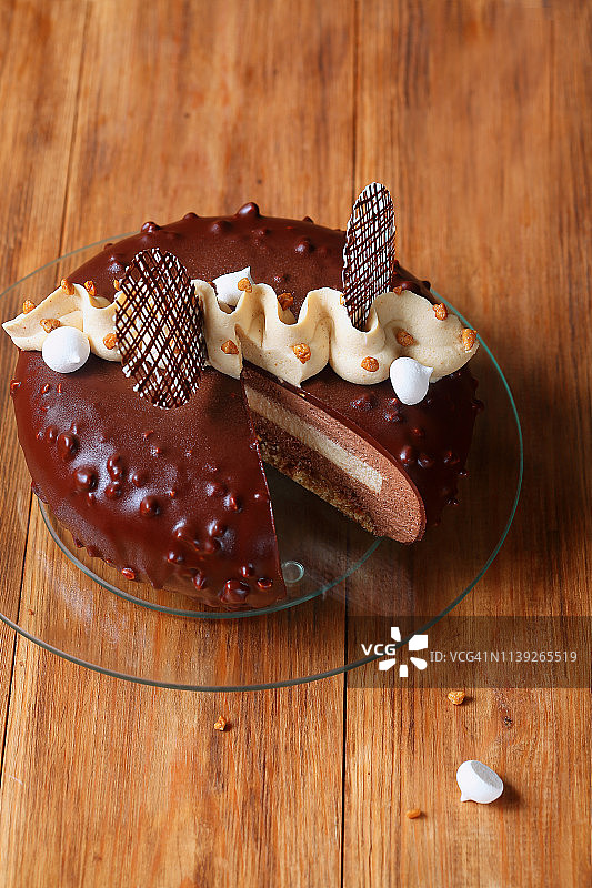 现代巧克力花生酱慕斯蛋糕图片素材