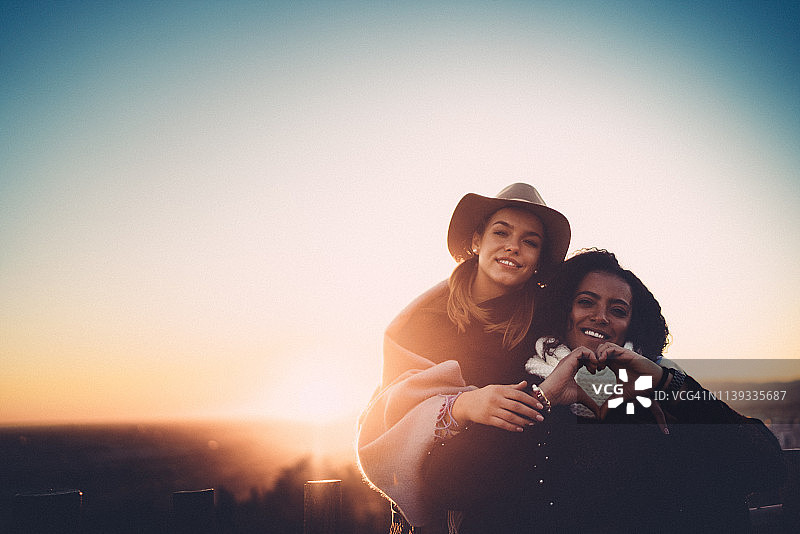 在蒙特惠奇山的朋友们图片素材
