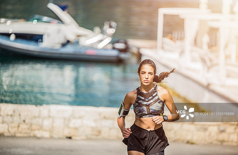 年轻女子在夏日户外跑步图片素材