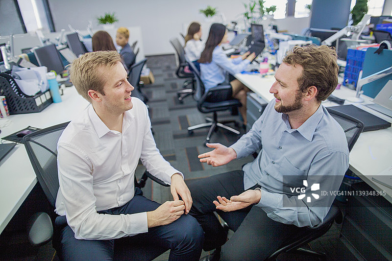 初创科技公司里的男人们在讨论计划图片素材