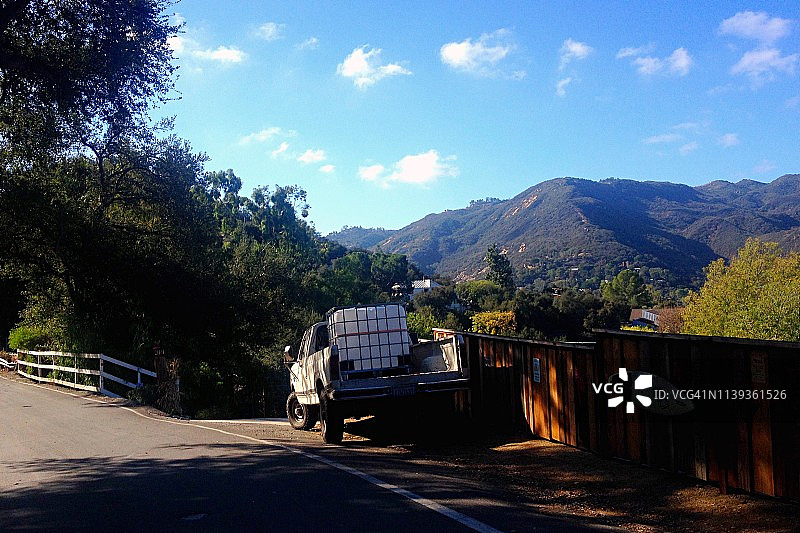 山区云雾卡车风景图片素材