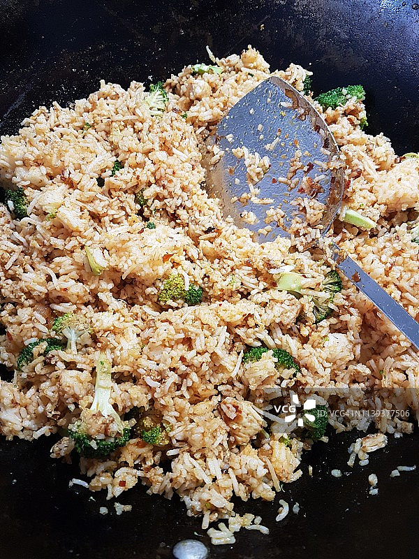 炒锅里烹饪炒饭图片素材