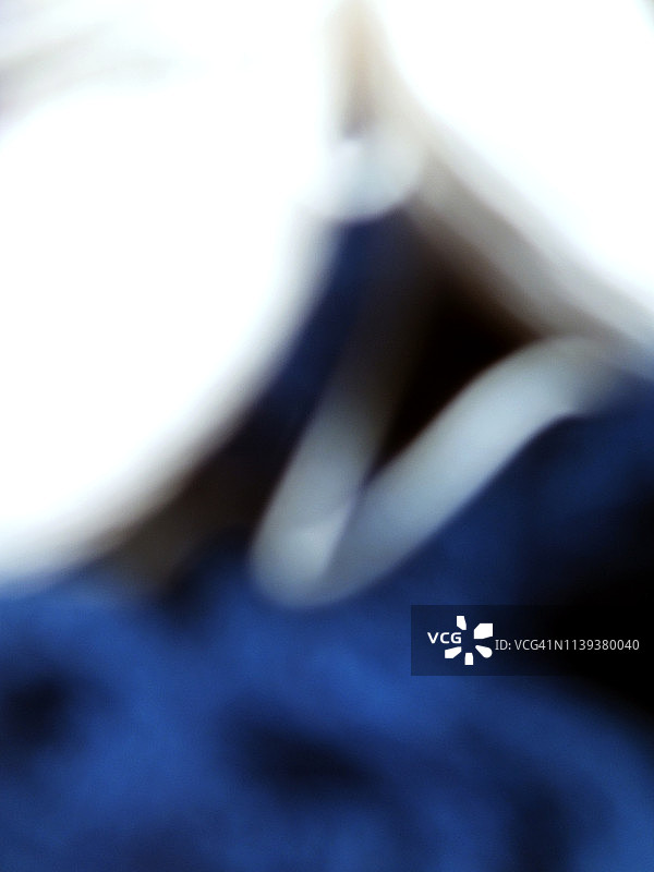 织工在手工织布机上忙着生产地毯图片素材